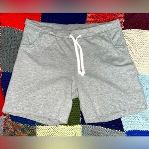 Grey shorts with pockets​